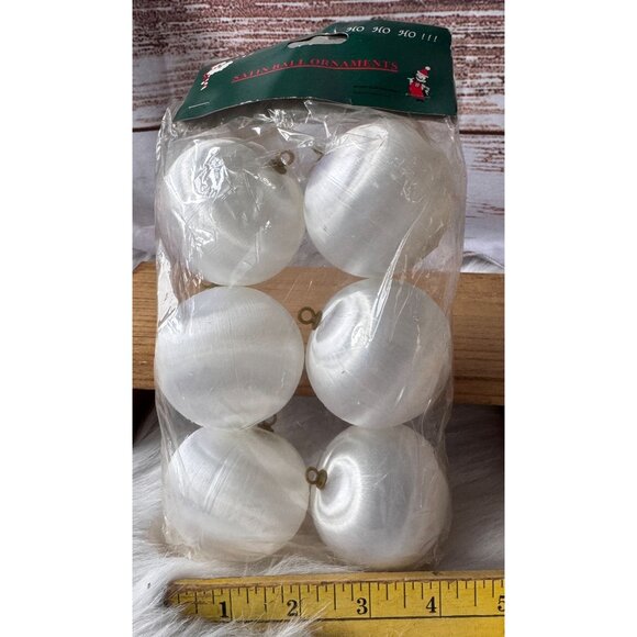 NOS Vintage Set of 6 White Silk, Satin Spun Christmas Tree Ornaments - Picture 6 of 7